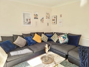 Family House | Living area - Boutique 3-bed Home with Free Parking in Glasgow (Glasgow)