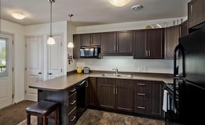 Refrigerador, horno, parrilla de estufa y utensilios de cocina