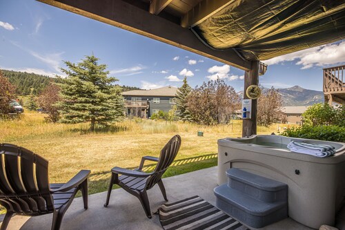 Big Sky Town Center condo w/ gorgeous views and hot tub! - Firelight Mountain Bearadise