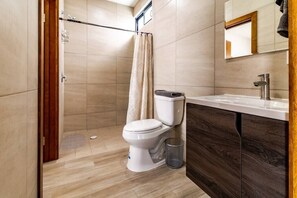 Een haardroger, handdoeken, zeep, toiletpapier