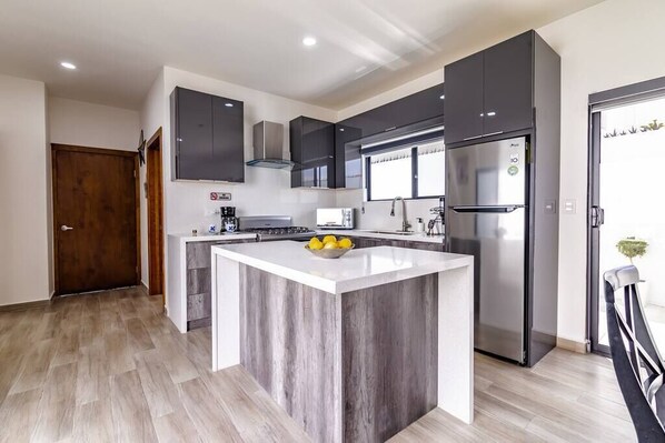 ثلاجة، ميكروويف، موقد طهي مسطح، ماكينة لصنع القهوة/الشاي