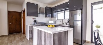 Exclusive San Marino Villa: Modern, Accessible, A/C & Hot Tub