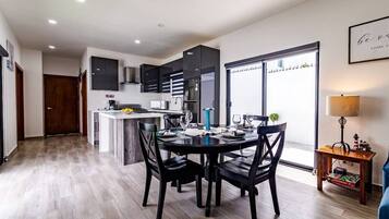 Réfrigérateur, micro-ondes, plaque de cuisson, cafetière/bouilloire