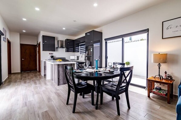 Een koelkast, een magnetron, een kookplaat