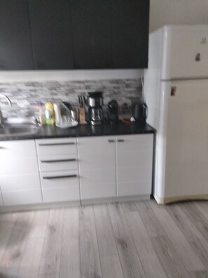 Kühlschrank, Mikrowelle, Ofen, Wasserkocher mit Kaffee-/Teezubehör