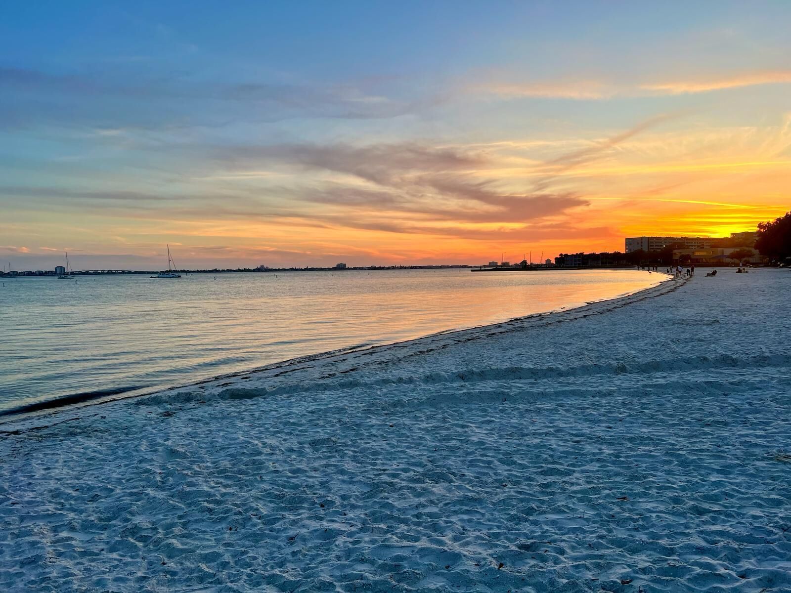 Beach nearby, sun loungers, beach towels