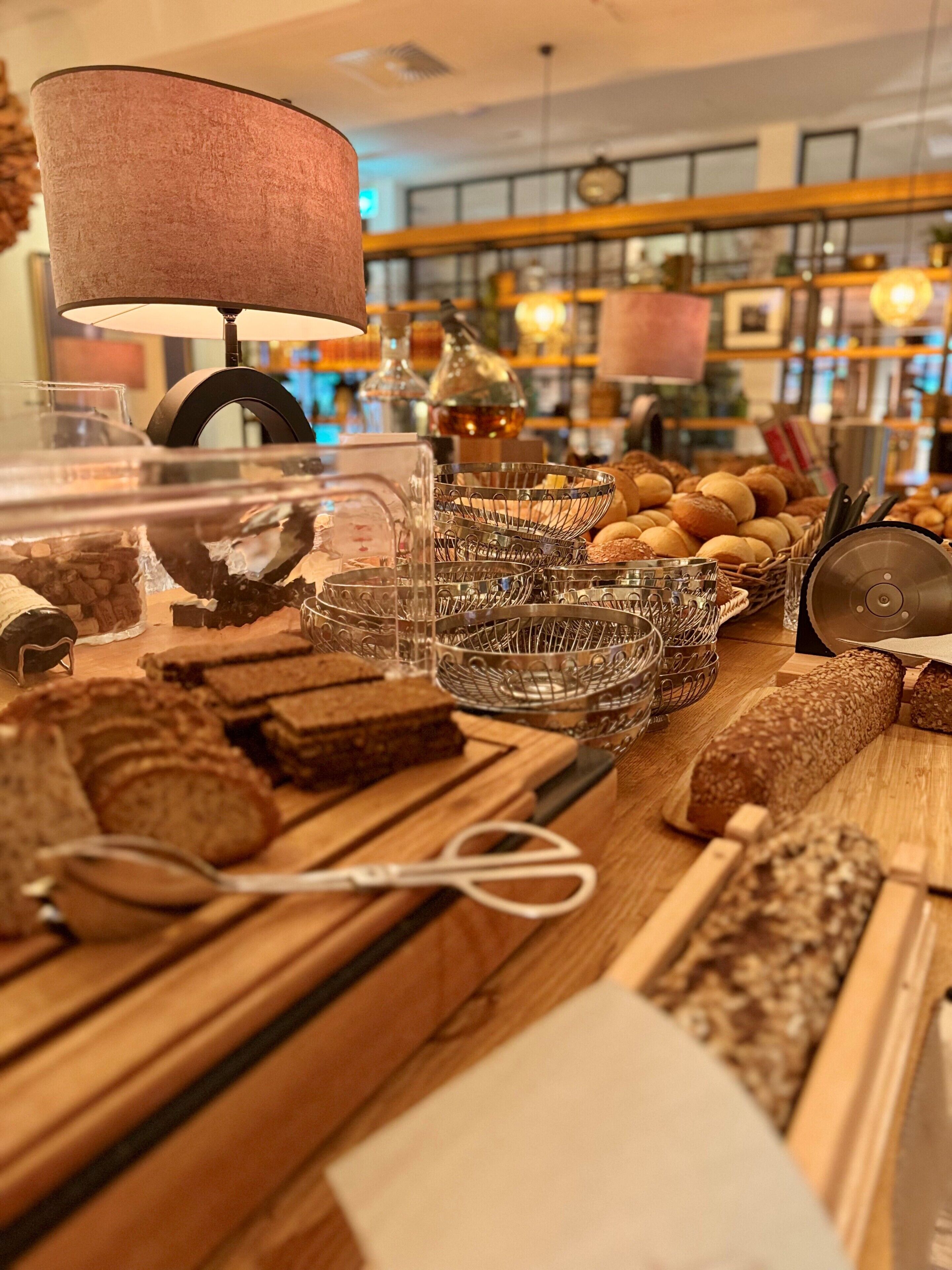 Une vitrine de boulangerie présentant diverses pâtisseries et une machine à café.