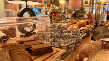 Une vitrine de boulangerie présentant diverses pâtisseries et une machine à café.