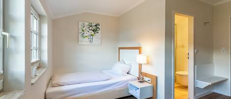 Habitación individual estándar | Ropa de cama hipoalergénica y decoración personalizada