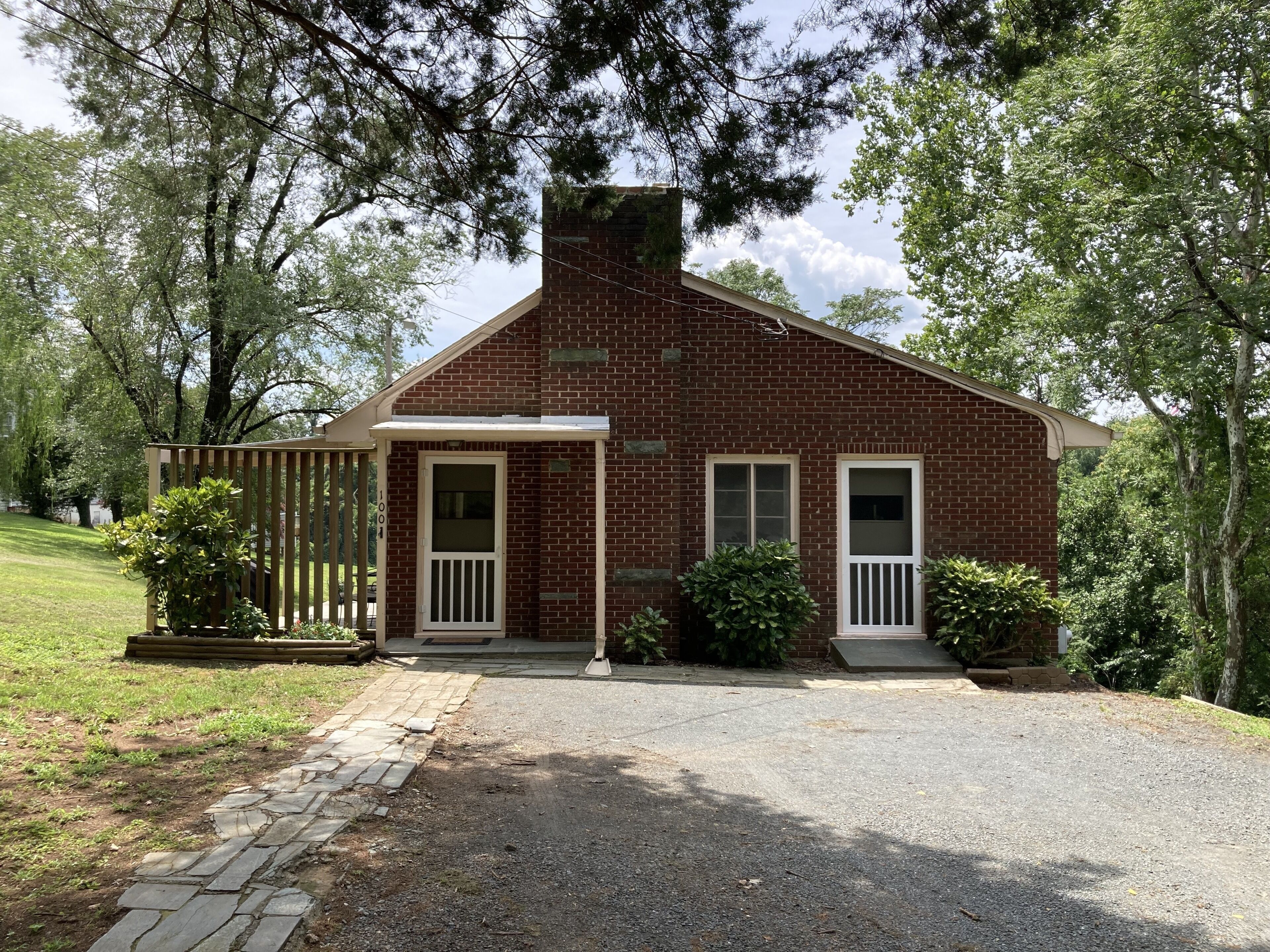 Quiet Cottage on Cul-De-Sac in Historic Riverside Neighborhood
