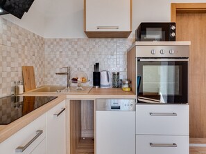 Kjøleskap, mikrobølgeovn, ovn og oppvaskmaskin