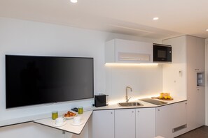 Kjøleskap, mikrobølgeovn og kjøkkenutstyr