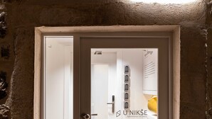 A door with a sign above it reading "UNIKŠE". - Apartments u nikše - Studio Apartment (Dubrovnik)