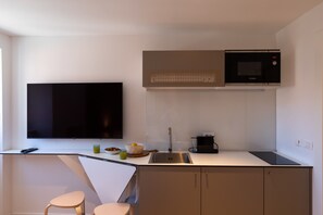 Kjøleskap, mikrobølgeovn og kjøkkenutstyr