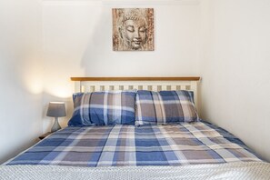 2 soverom, skrivebord, strykejern/-brett og reiseseng for barn