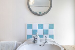 Ensemble douche/baignoire, sèche-cheveux, serviettes fournies, savon