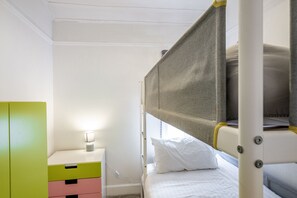 2 chambres, bureau, fer et planche à repasser, lit parapluie