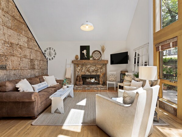 Smart-tv, eldstad och ett bordtennisbord