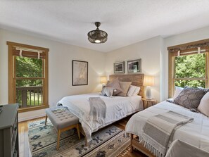 3 bedrooms, desk, iron/ironing board, WiFi - LIGHT FILLED CABIN WITH COTTAGE CHARM! MINI-FARM! (Fletcher)