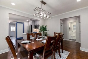 Dining - Highly Rated, Exceptional Clean, Cozy, Comfortable  Cowtown Casa TCU/Stockyards! (Fort Worth)