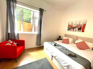 2 bedrooms, iron/ironing board, free WiFi, bed sheets - Spacious 2-bed Apartment With Hot tub and Parking (Nottingham)