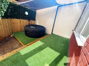 Apartment, Multiple Beds | Bathroom | Combined shower/bathtub, deep-soaking bathtub, hair dryer, towels - Spacious 2-bed Apartment With Hot tub and Parking (Nottingham)