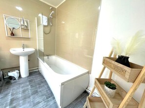 Apartment, Multiple Beds | Bathroom | Combined shower/bathtub, deep-soaking bathtub, hair dryer, towels - Spacious 2-bed Apartment With Hot tub and Parking (Nottingham)