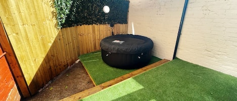 公寓 | 浴室 | 淋浴/盆浴组合、深泡浴缸、吹风机、毛巾