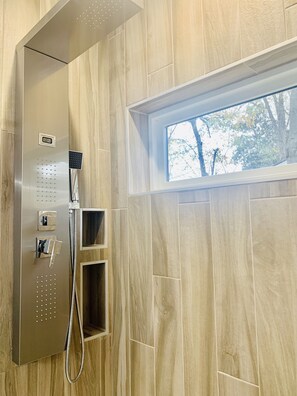 Suihku, hiustenkuivaaja, pyyhkeet, saippua