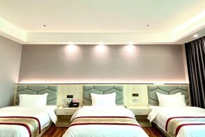 A hotel room with three beds, each with a headboard and bedside tables. - Bohai Hotel （Taishan Chonglou) (Taishan)
