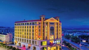 A multi-story hotel with a central atrium, large windows, and a prominent entrance. - Bohai Hotel （Taishan Chonglou) (Taishan)