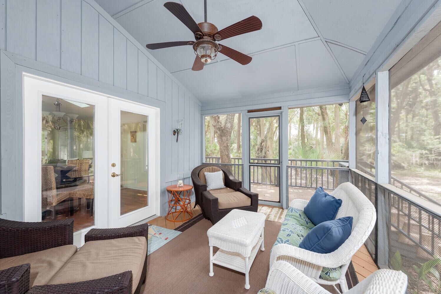 Televisión y chimenea 