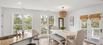 The Coral Pelican - 1 Block to Sand and Ocean!