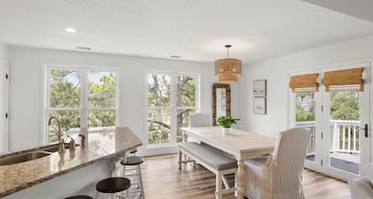 The Coral Pelican - 1 Block to Sand and Ocean!