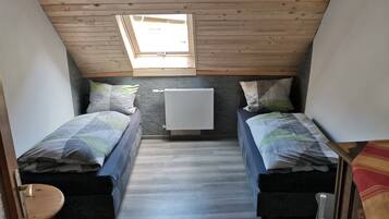 5 bedrooms, free WiFi, bed sheets