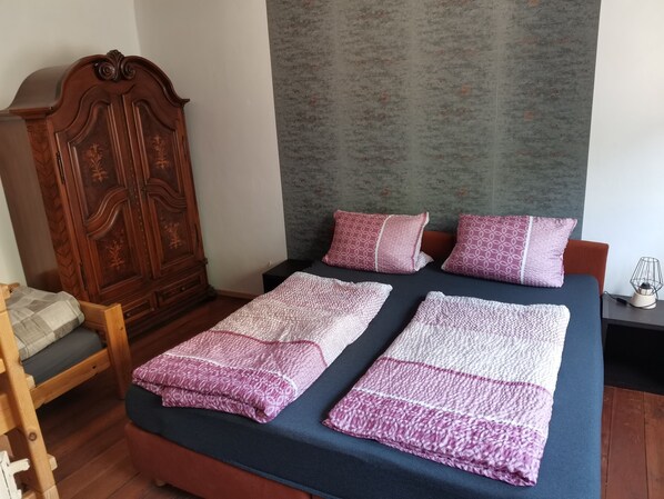 5 bedrooms, free WiFi, bed sheets