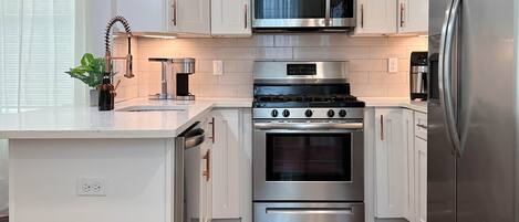 Réfrigérateur, micro-ondes, plaque de cuisson, lave-vaisselle