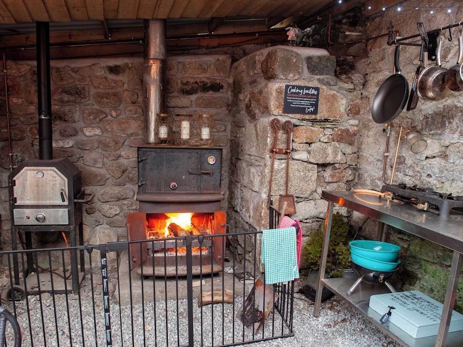 Mini réfrigérateur, micro-ondes, machine à expresso
