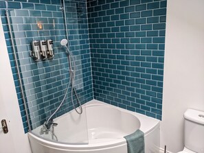 Superior Room | Bathroom | Eco-friendly toiletries, hair dryer, bathrobes, slippers