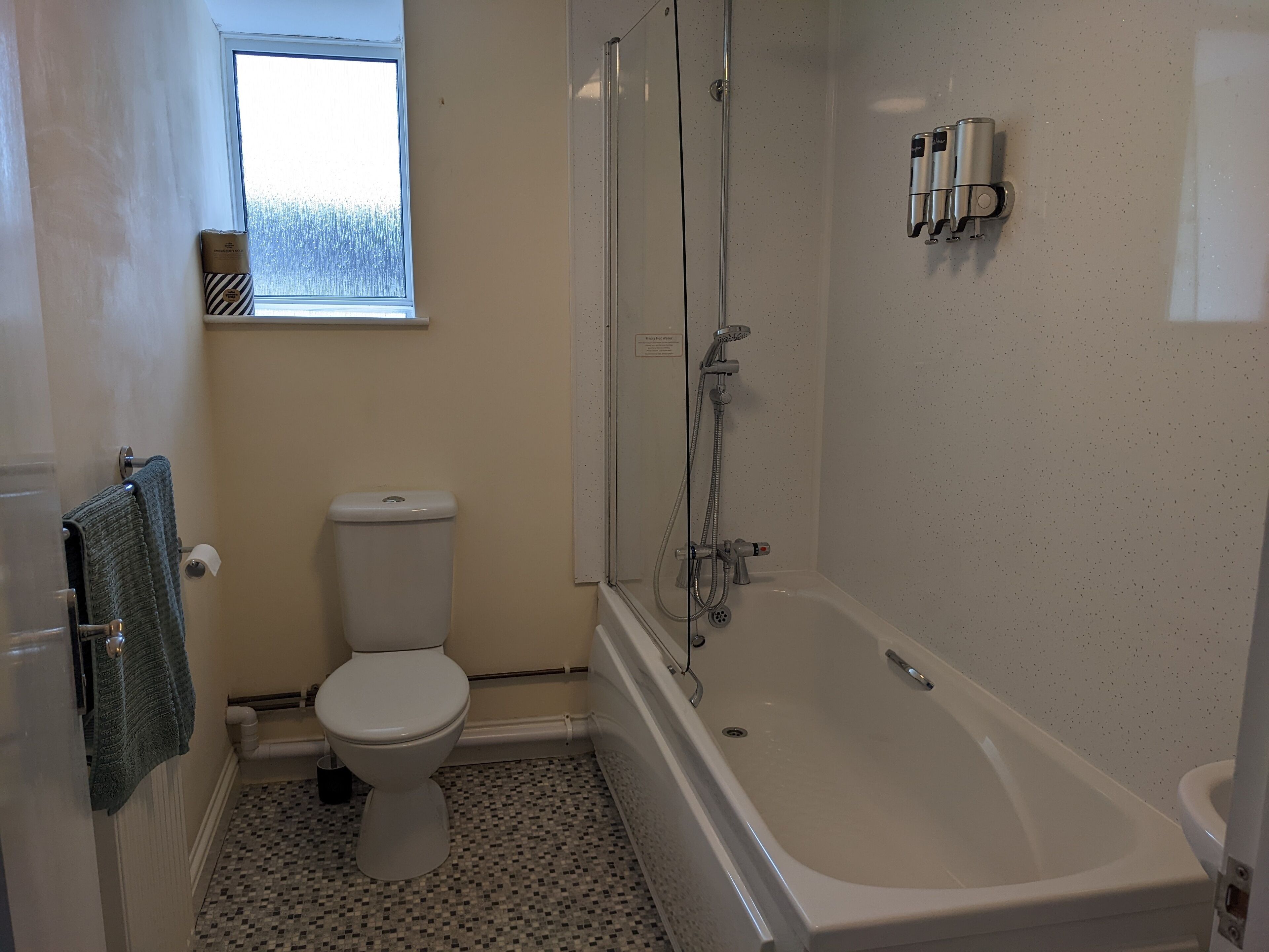 Un bagno con il WC, una doccia e una vasca da bagno.