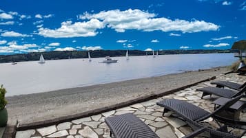 Plage, chaises longues, serviettes de plage
