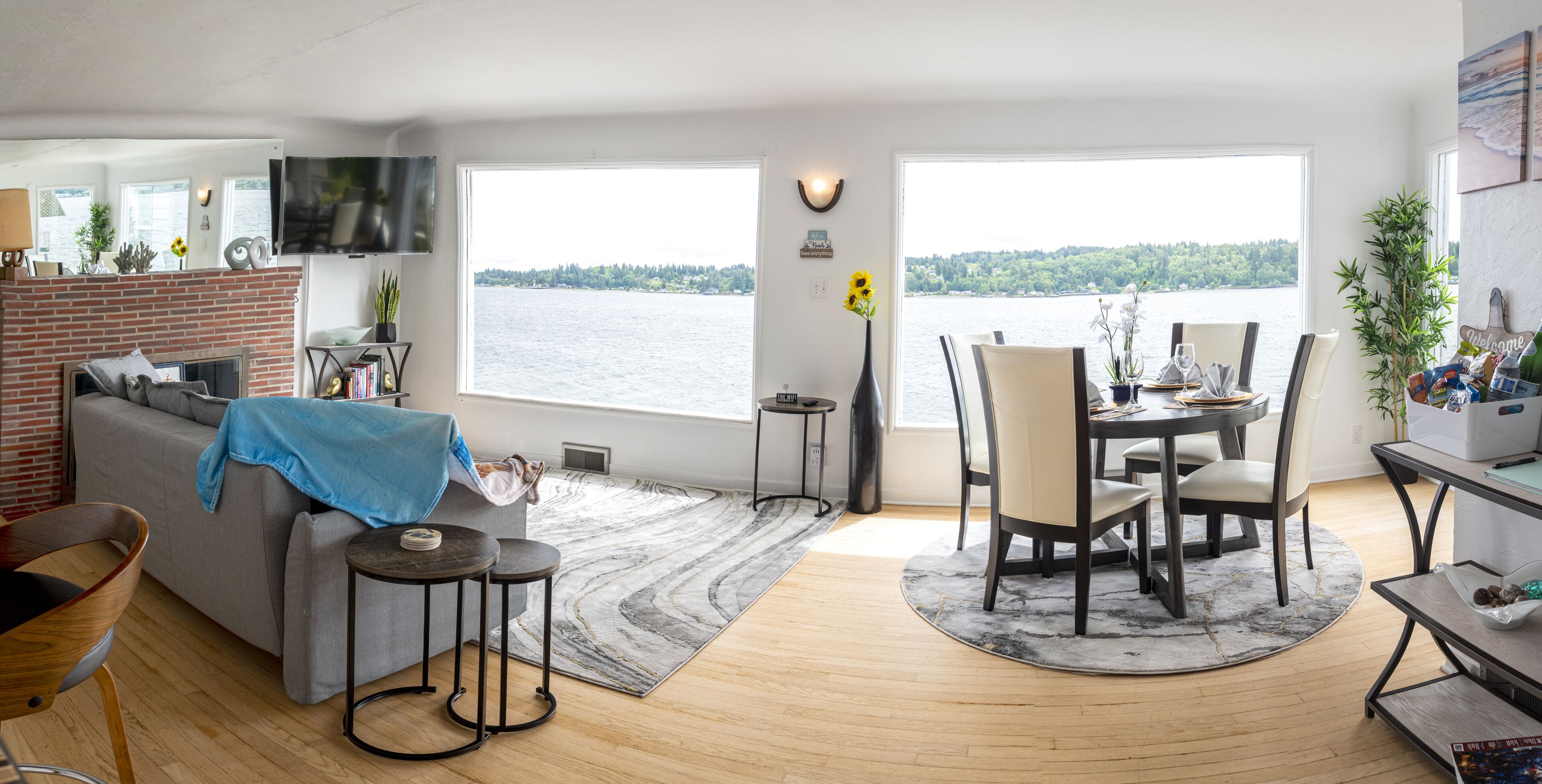 TV connectée, livres, chaîne hi-fi, écrans d'ordinateur