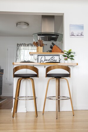 Dining - Beach Home w/King & Queen bed + Wi-Fi see Whales/Eagles Minutes to Seattle Ferry (Bremerton)
