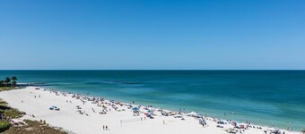 Stunning Marco Retreat Minutes to Beach & Activities - Prime Central Location