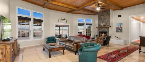 Smart-TV, peis, bøker og kontorer