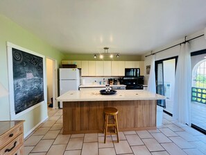 Kjøleskap, mikrobølgeovn, ovn og kaffetrakter/tekoker