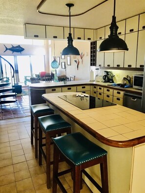 Refrigerador, microondas, horno y lavavajillas