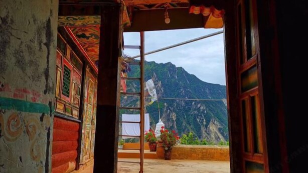 Una habitación con vistas a la montaña.