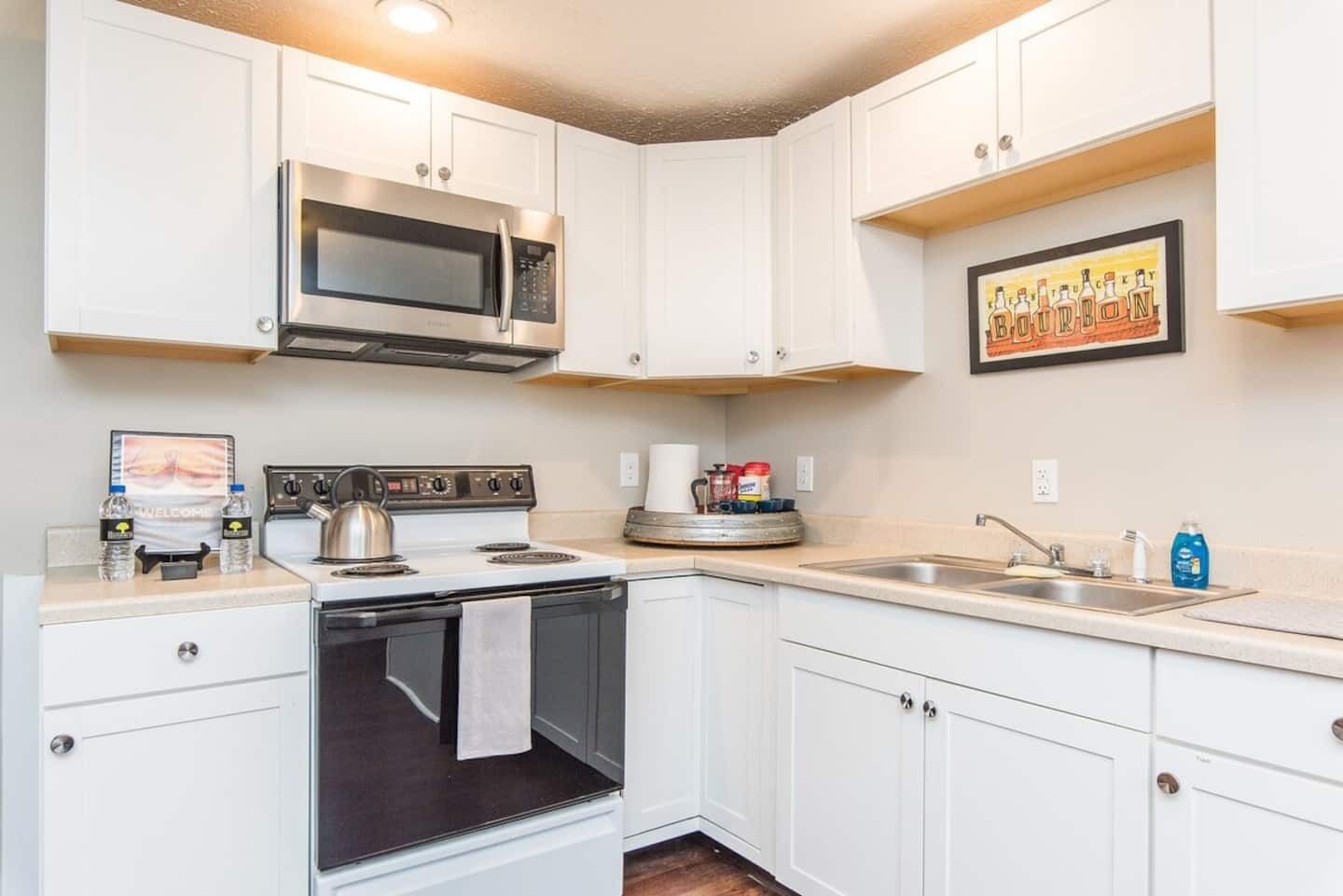 Refrigerador, microondas, horno y parrilla de estufa 