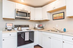 Een koelkast, een microgolfoven, een oven, een kookplaat